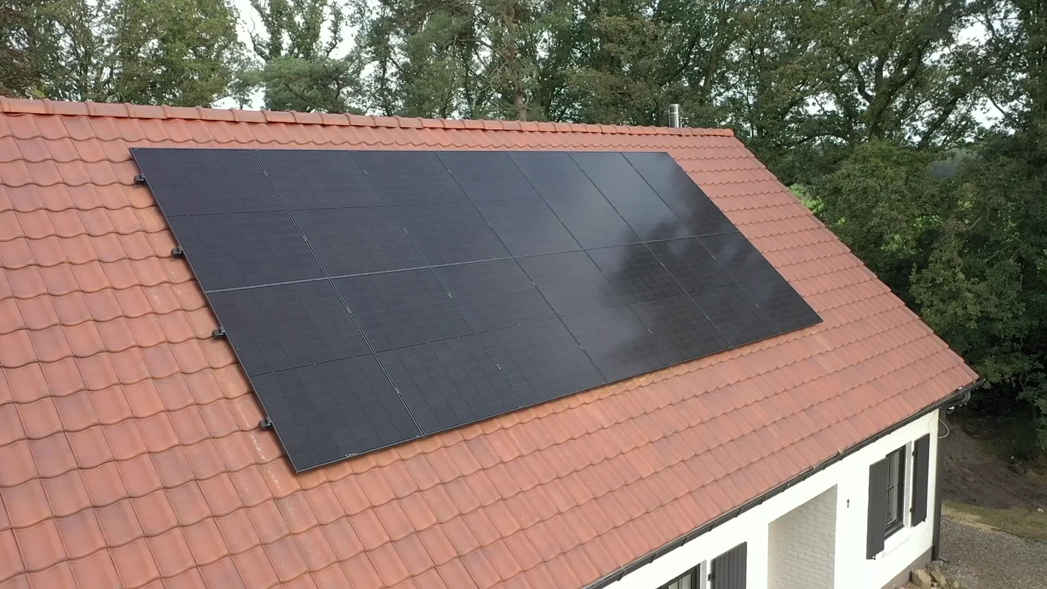 Zonnepanelen op een pannendak, beeld uit de bedrijfsfilm van Belicom